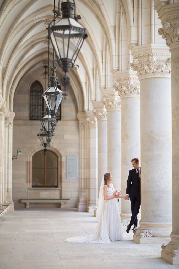 Emotionale Hochzeitsfotos - Brautpaar im Wiener Rathaus