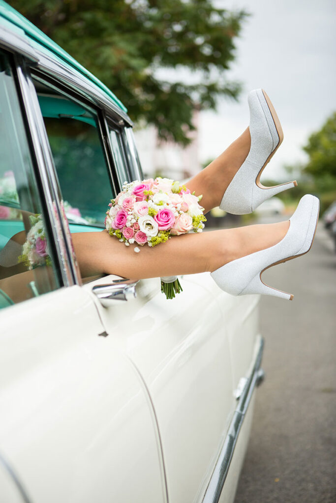 Natürliche Hochzeitsbilder mit schönen Emotionen - Hochzeitsauto